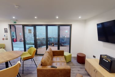 Gold En Suite at iQ Great Newton House, 7 Lower Gill Street, City Centre, Liverpool, L35BB - Image 2